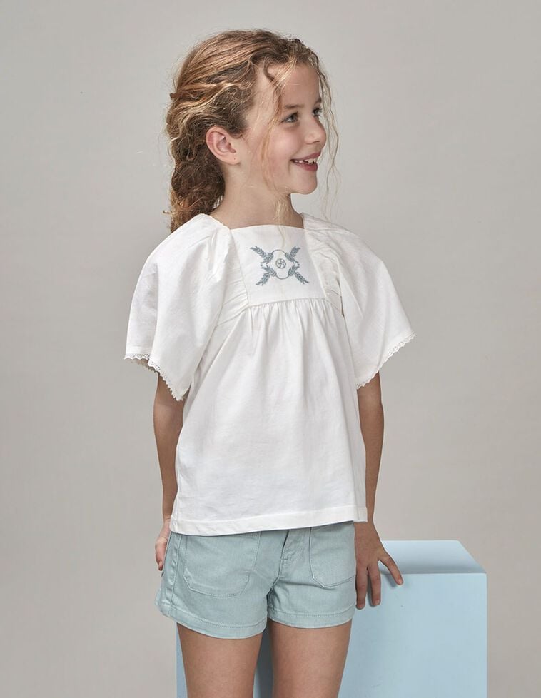 Camiseta con bordado blanco