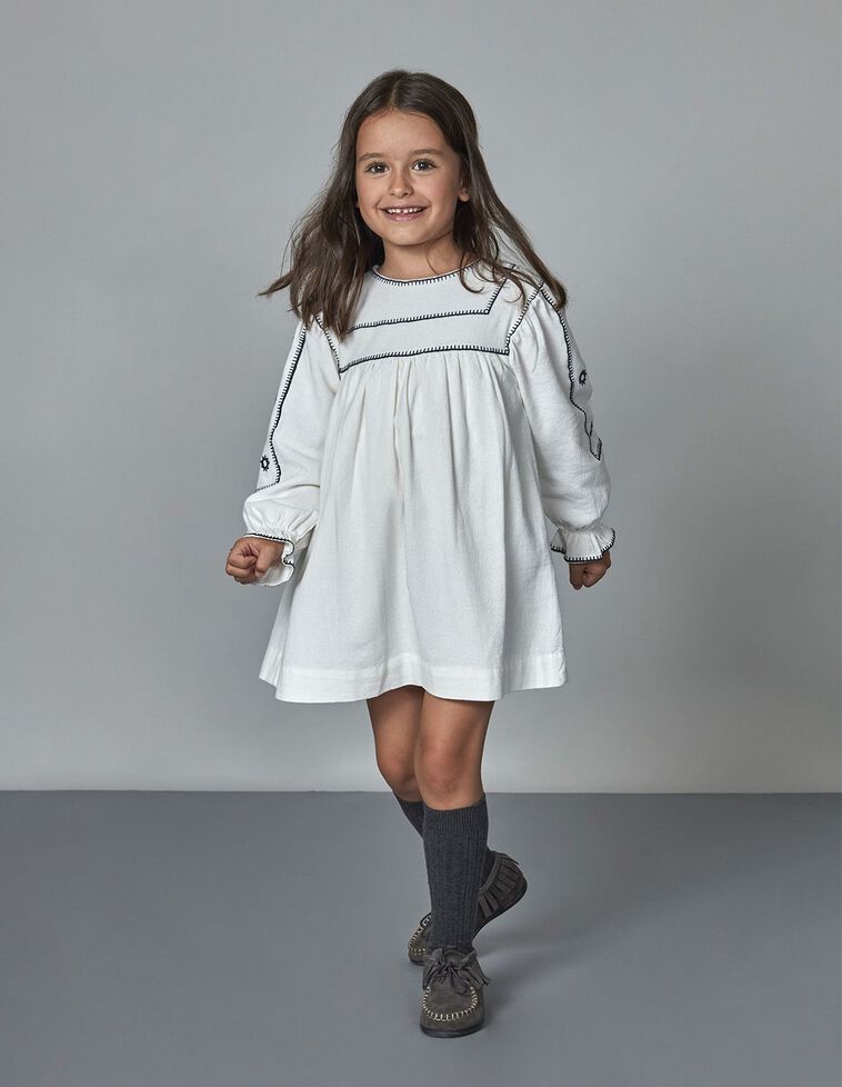 Vestido Talle Alto Con Bordados Y Tiras Bordadas En Contraste. Crudo