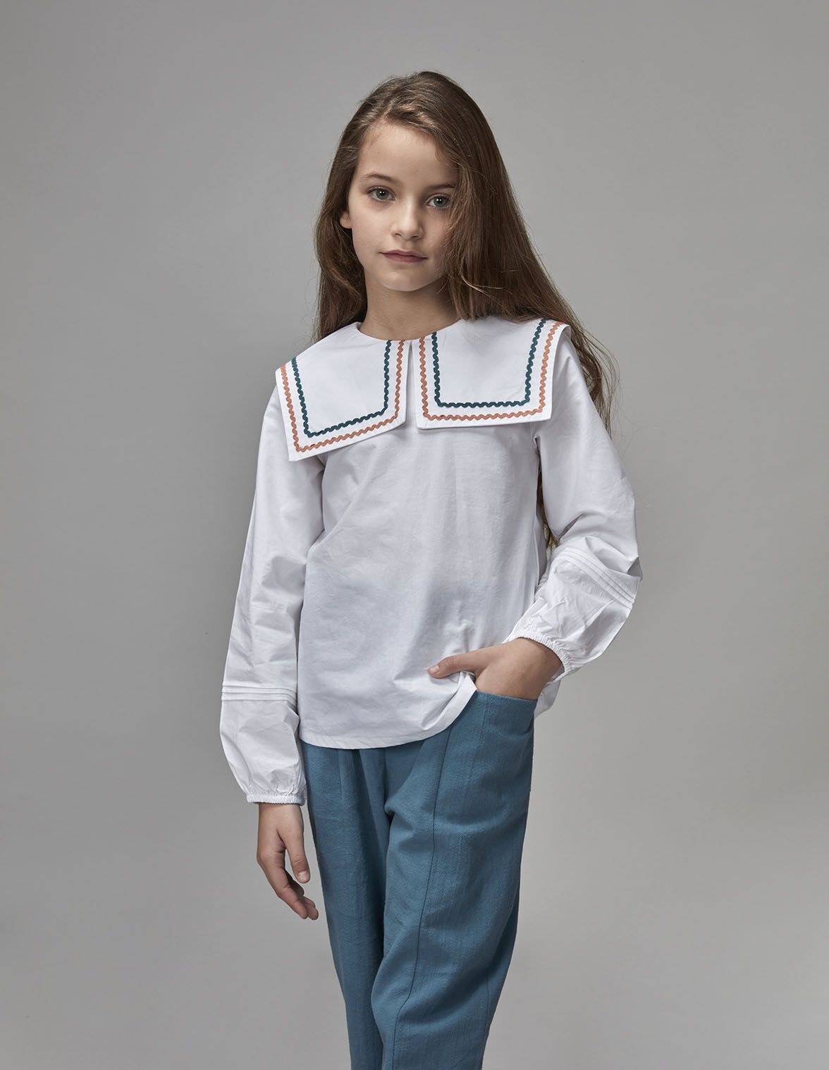 Blusa manga larga con cuello marinero blanco para nina
