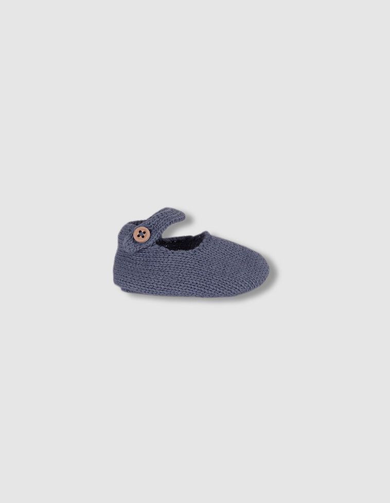 Patucos con botón azul viejo