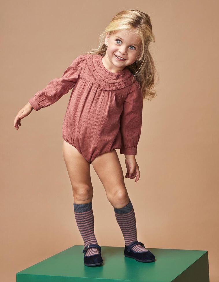 Ranita con cuello babero rosa Ranita con cuello babero rosa