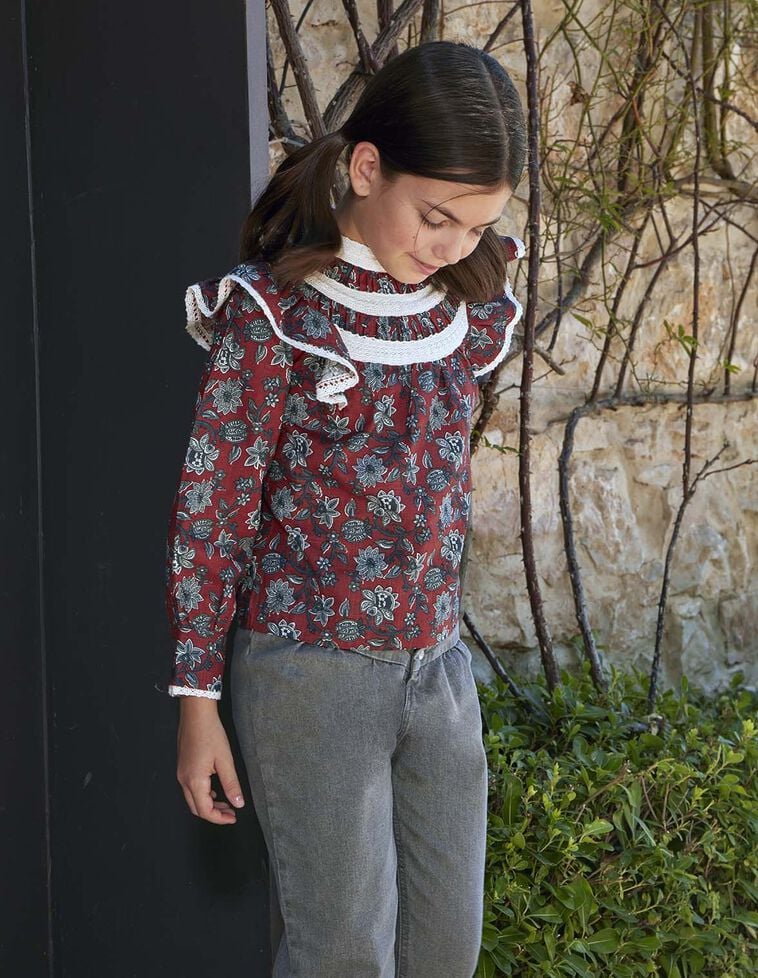 Blusa floral con volantes y tiras bordadas granate