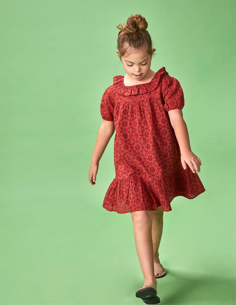 Vestido con manga corta de tejido desagujado color marsala