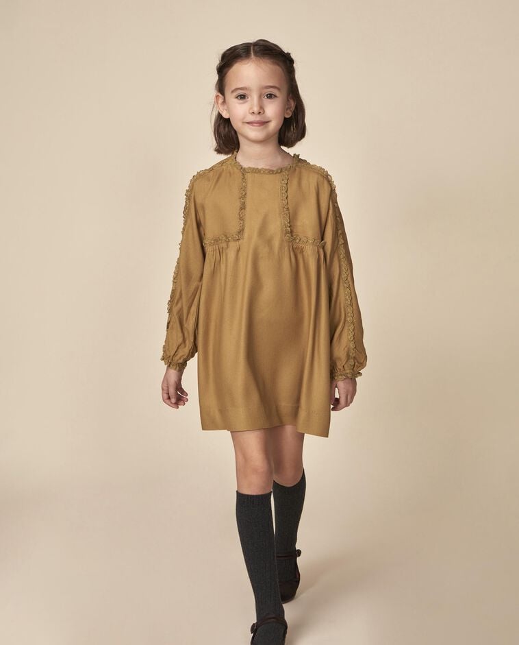 Vestido con tiras bordadas amarillo ni&ntilde;a