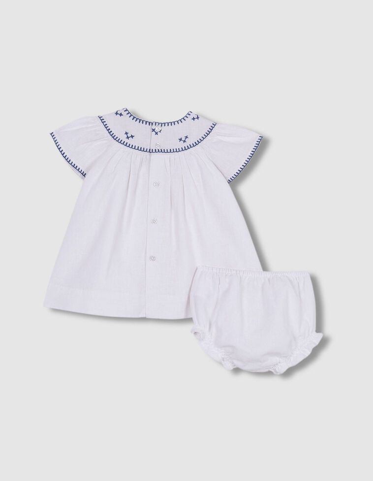 Vestido blanco con bordados en color azul