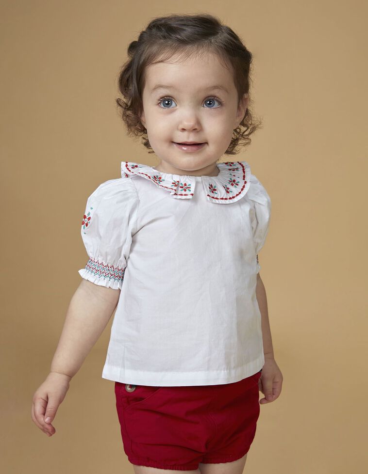 Camisa cuello volante y bordados blanco