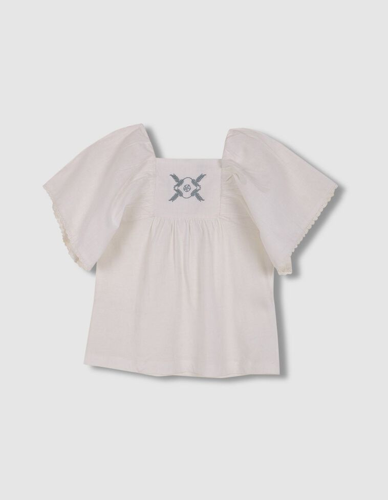 Camiseta con bordado blanco