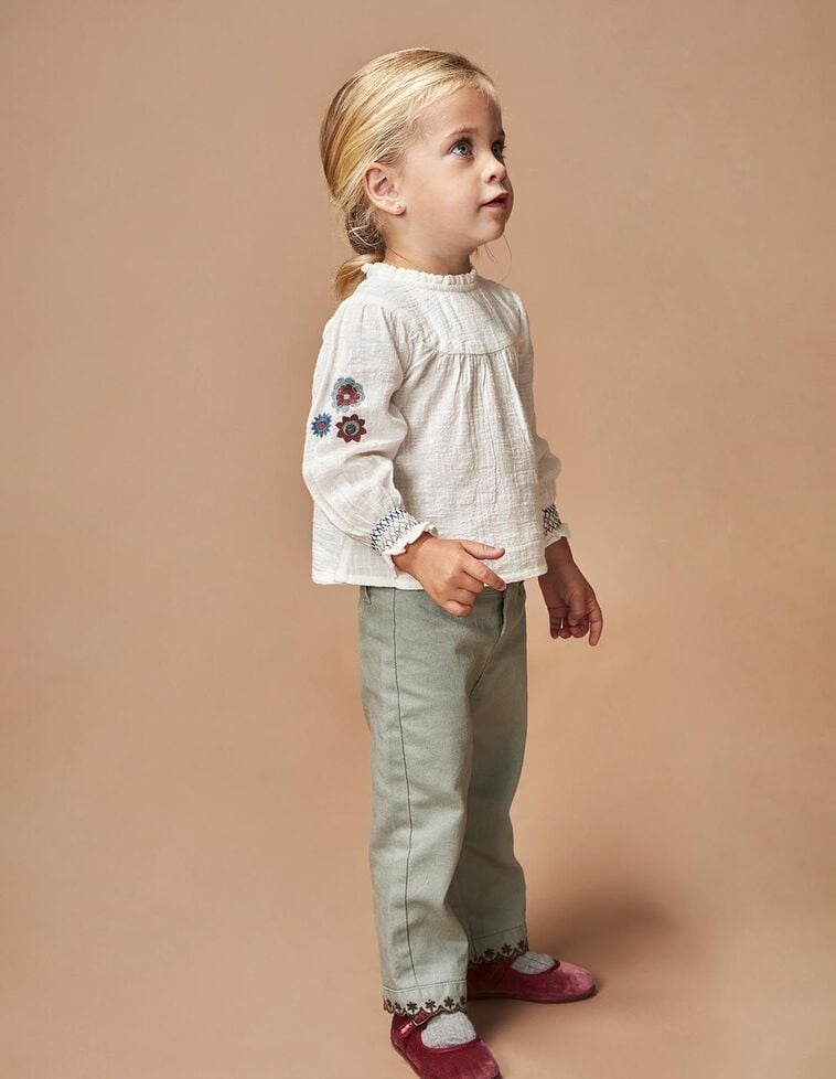 Blusa con bordado blanco Blusa con bordado blanco