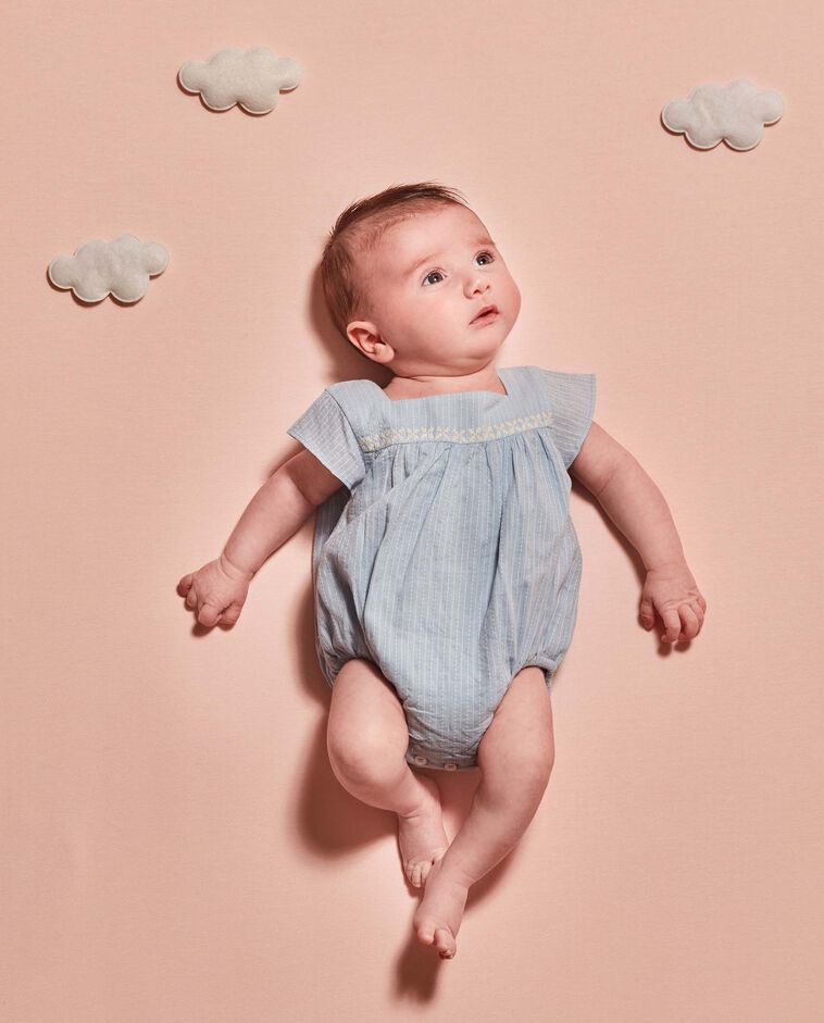 Ranita con bordados azul claro