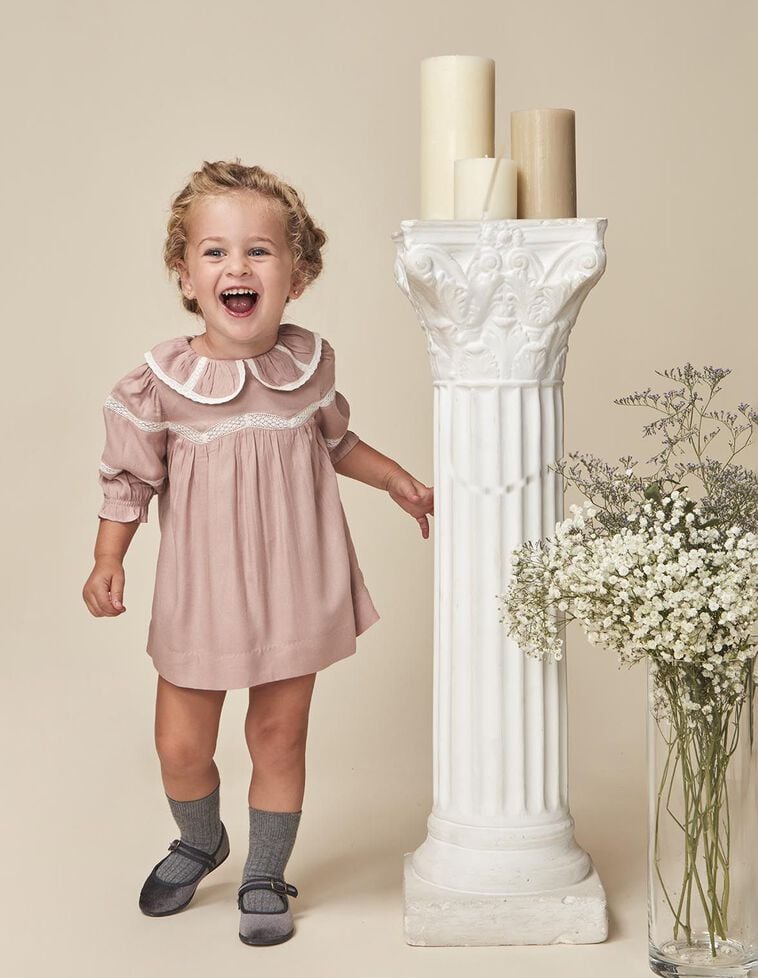 Vestido con tiras bordadas lila