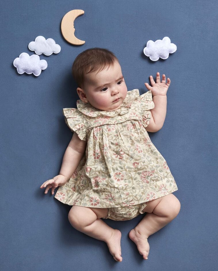 Vestido corto estampado con cubrepa&ntilde;al beige claro