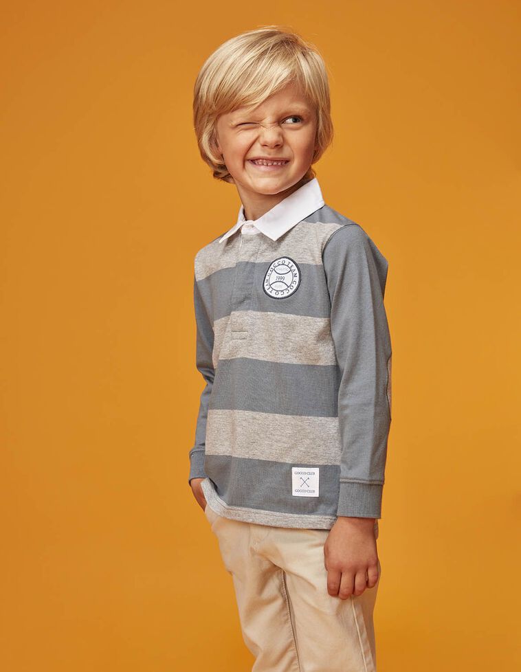 Polo gris de rayas con parche