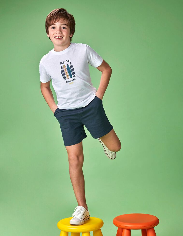Camiseta blanca con estampado de tablas de surf