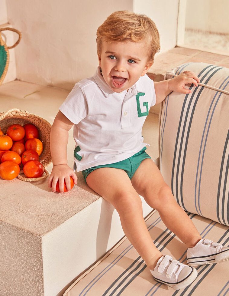 Polo de jersey blanco con la g en verde 