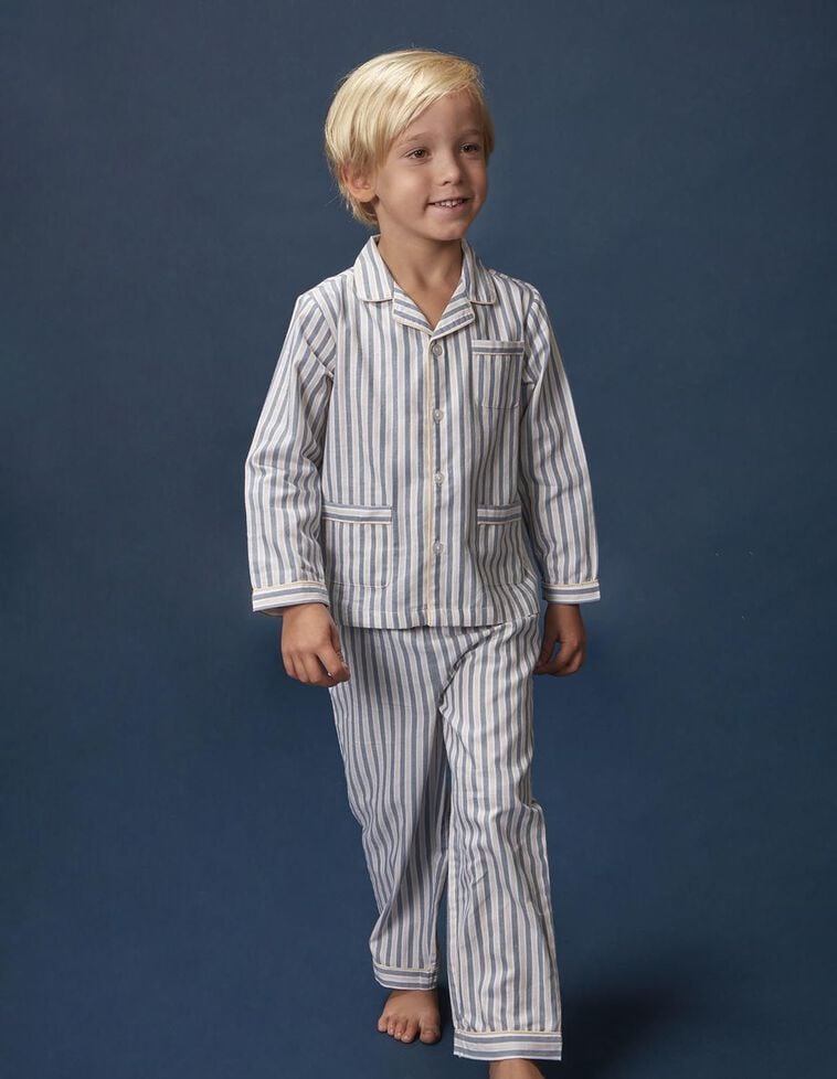 Pijama de rayas con contraste blanco