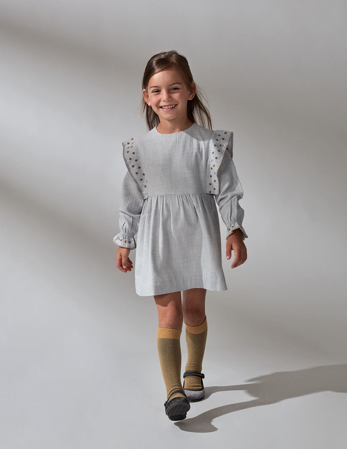 Vestido con bordados en laterales y pu os Ni a Gocco