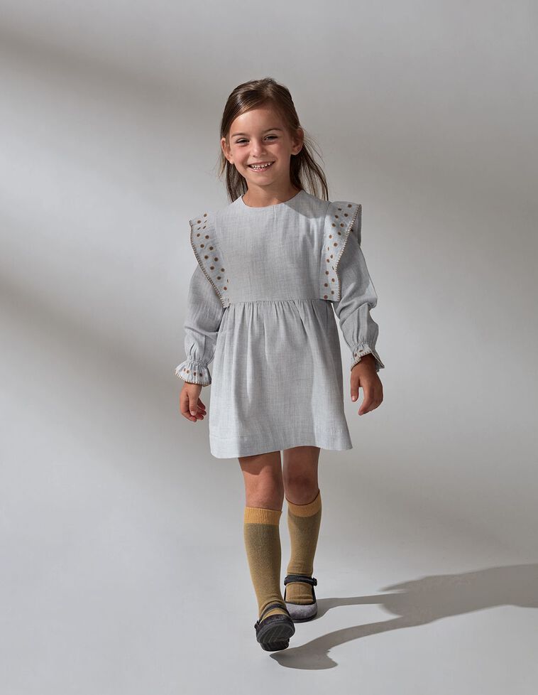 Vestido con bordados en laterales y puños