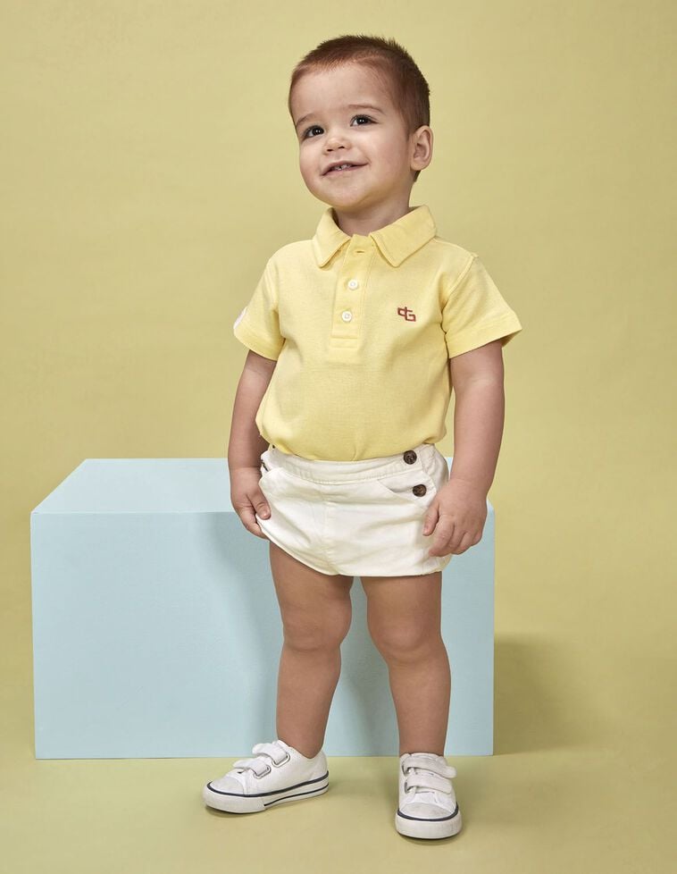 Polo detalles contraste amarillo