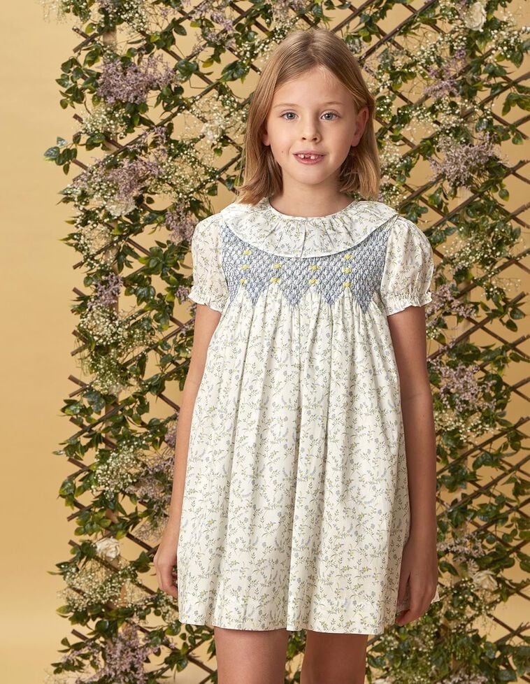 Vestido de florecitas con nido de abeja a mano azul