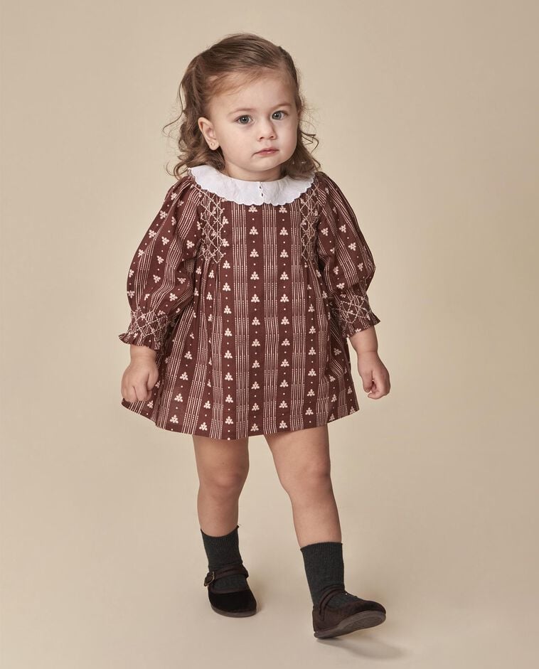 Vestido estampado con nido de abeja marr&oacute;n beb&eacute;