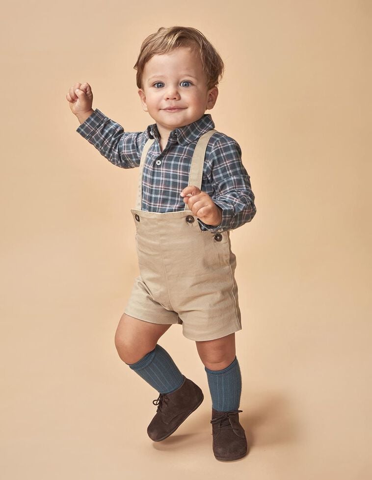 Pantalón corto con tirantes piedra