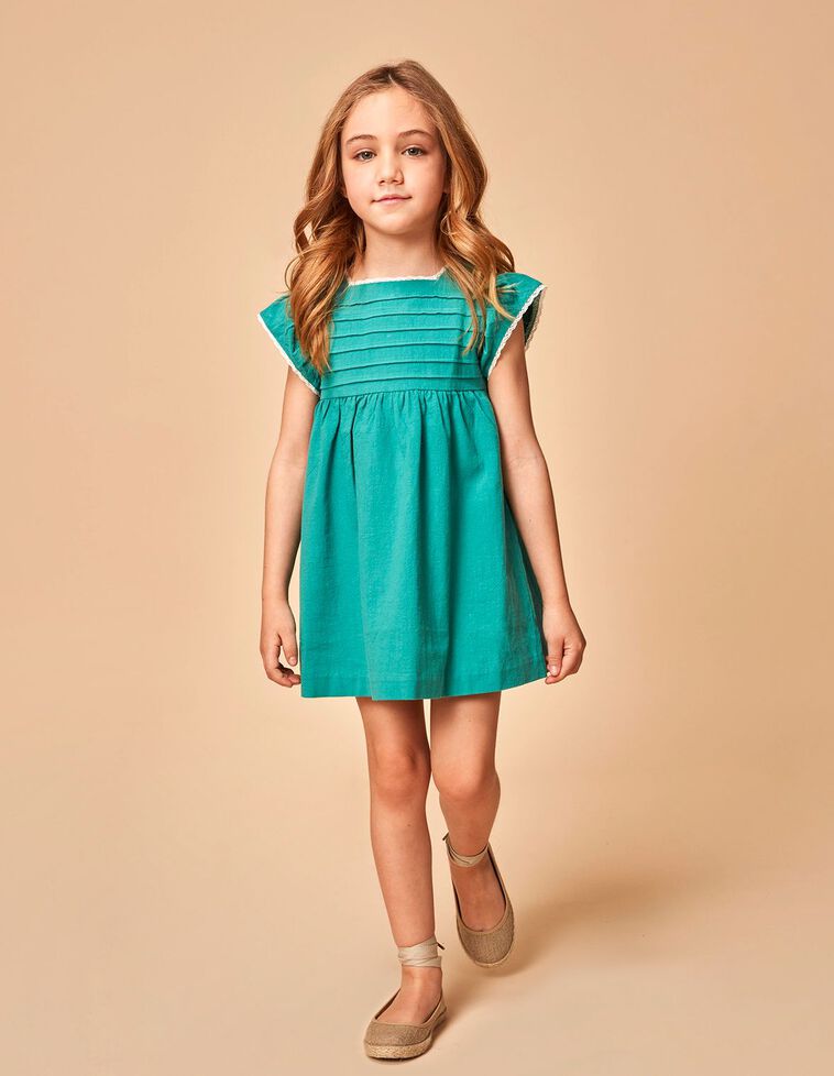 Vestido verde con pliegues en el pecho y tiras bordadas blanco