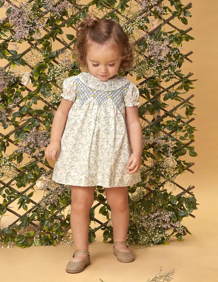 Vestido de florecitas con nido de abeja a mano azul