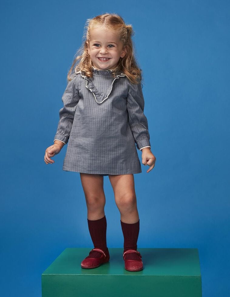 Vestido con contraste azul claro