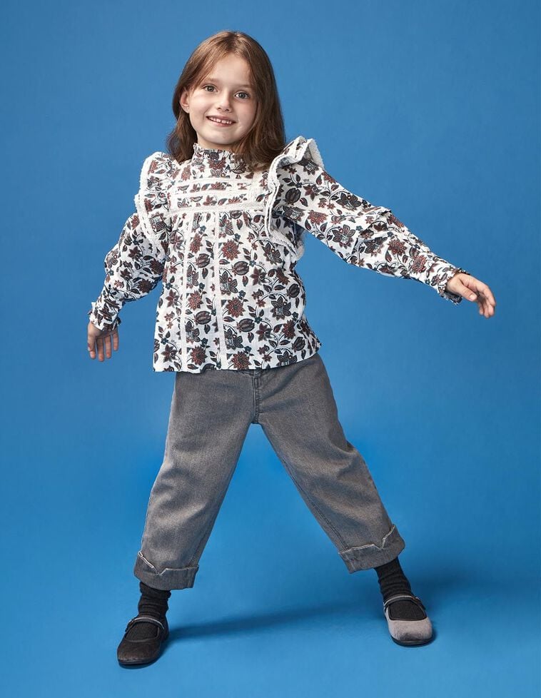 Blusa floral con volantes y tiras bordadas blanco