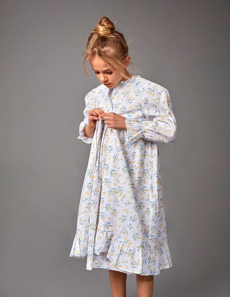 Bata blanca con estampado de mimosa 