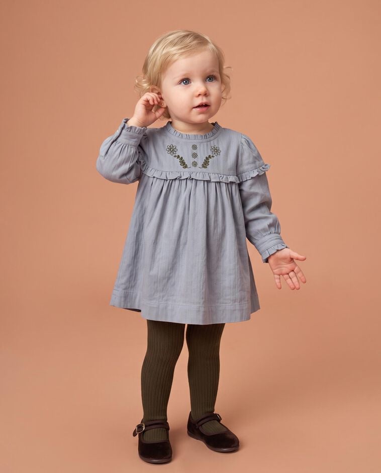 Vestido con bordados azul beb&eacute;