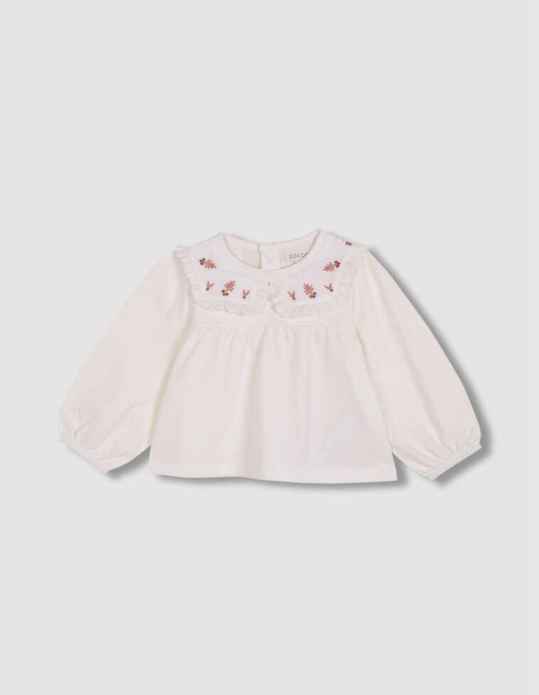 Camiseta con cuello bordado blanco