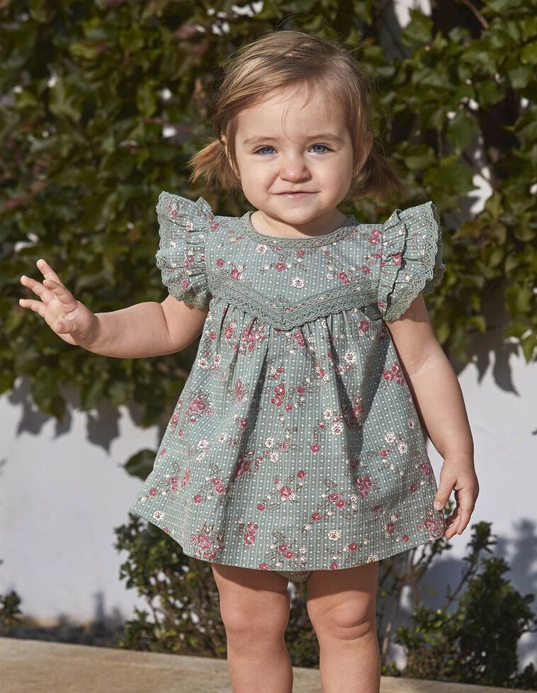 Vestido verde con estampado de flores y tiras bordadas 