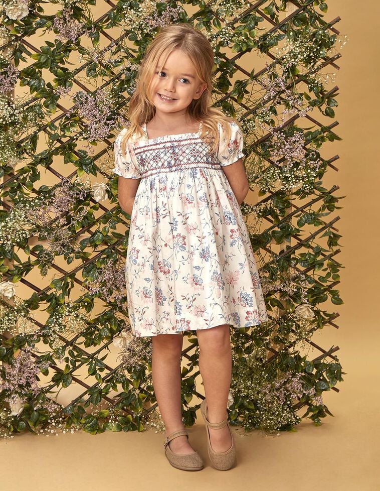 Vestido de flores con nido de abeja a mano blanco