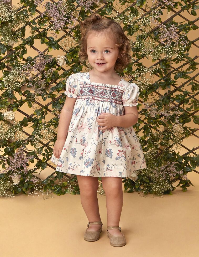 Vestido blanco de flores con nido de abeja a mano