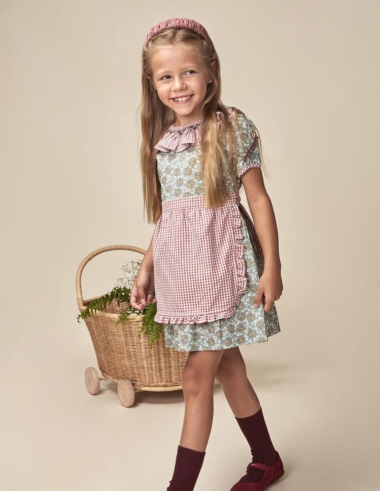 Vestido con delantal verde oscuro