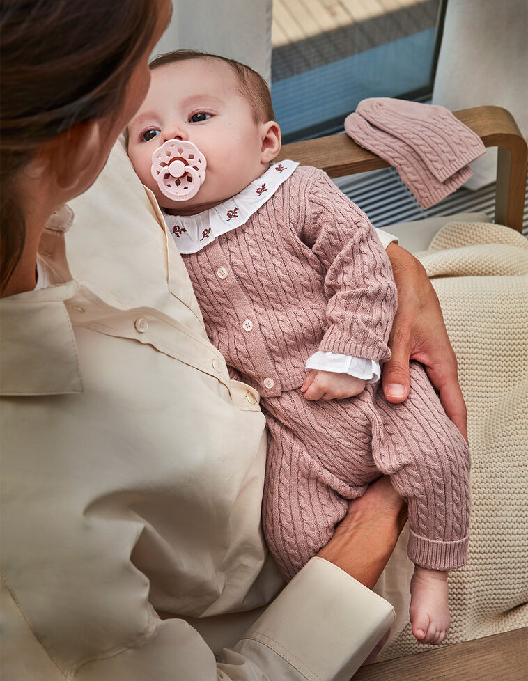 Diverso importante Adición piel cerca segmento primera puesta bebe Polinizador amor mano