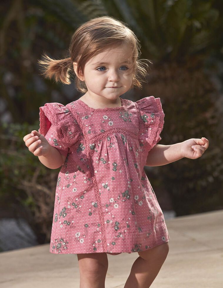 Vestido estampado de flores con volantes rosa