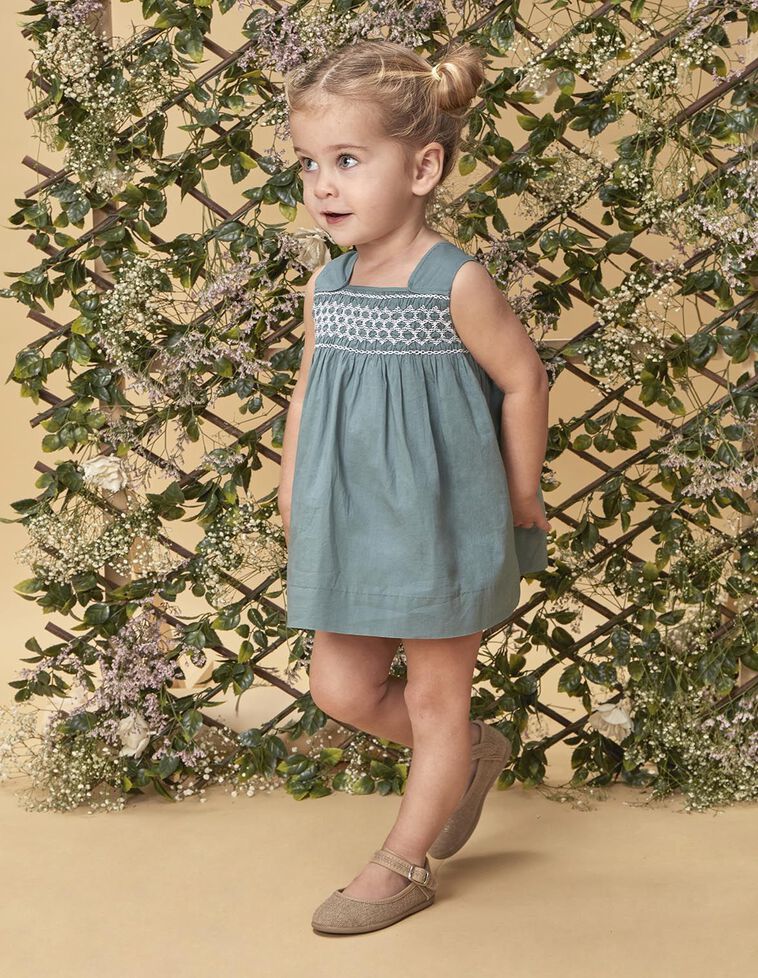 Vestido de popelin con nido de abeja en azul claro