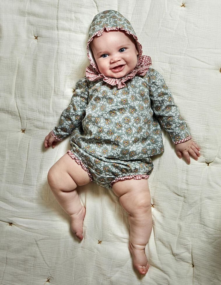 Conjunto con capota verde oscuro