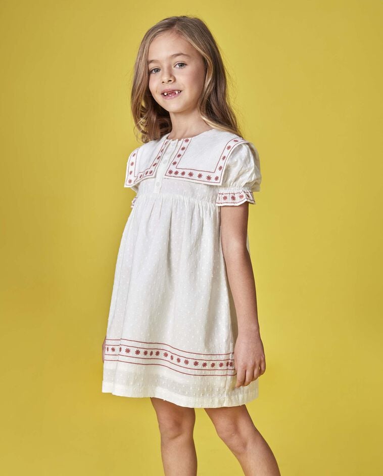 Vestido con bordados a contraste blanco