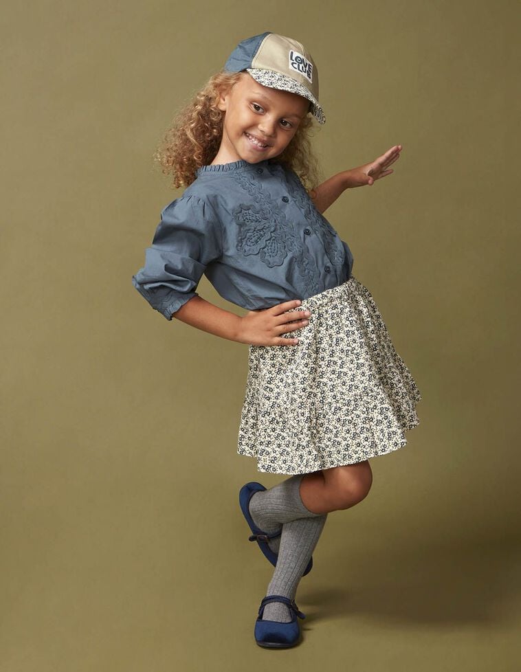 Gorra visera florecitas blanco