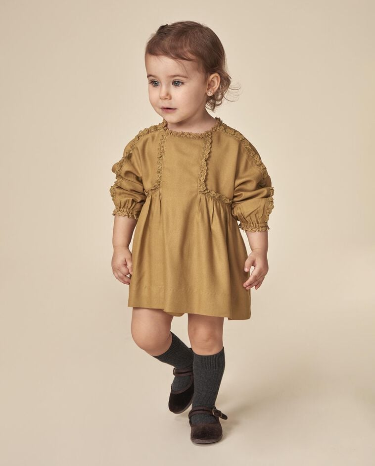 Vestido con tiras bordadas amarillo beb&eacute;