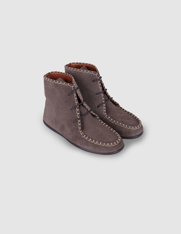 Bota con pespuntes gris