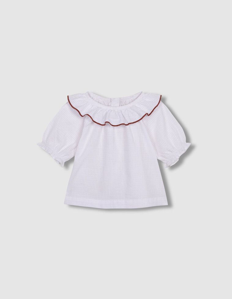 Blusa con volante en el cuello con bordado blanco