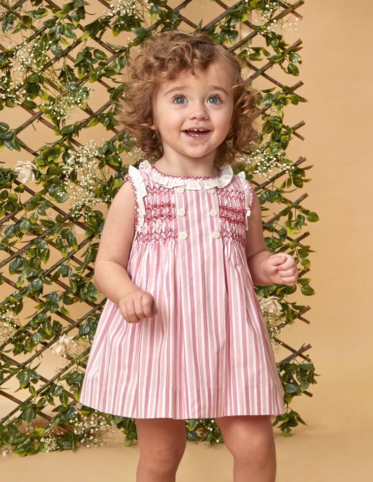 Vestido de rayas con nido de abeja a mano y volantes rosas