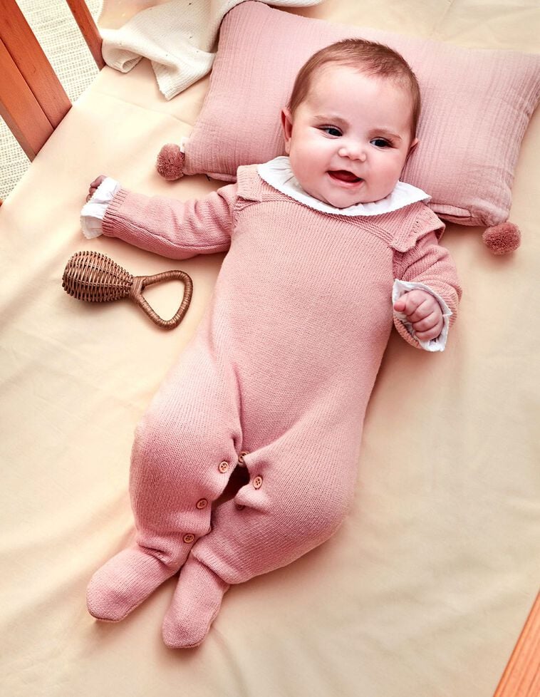 Pelele rosa con volante desagujado en hombro rosa