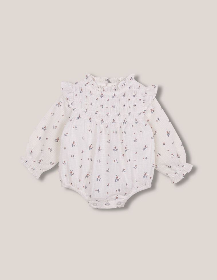 Rana cruda con florecitas blanco