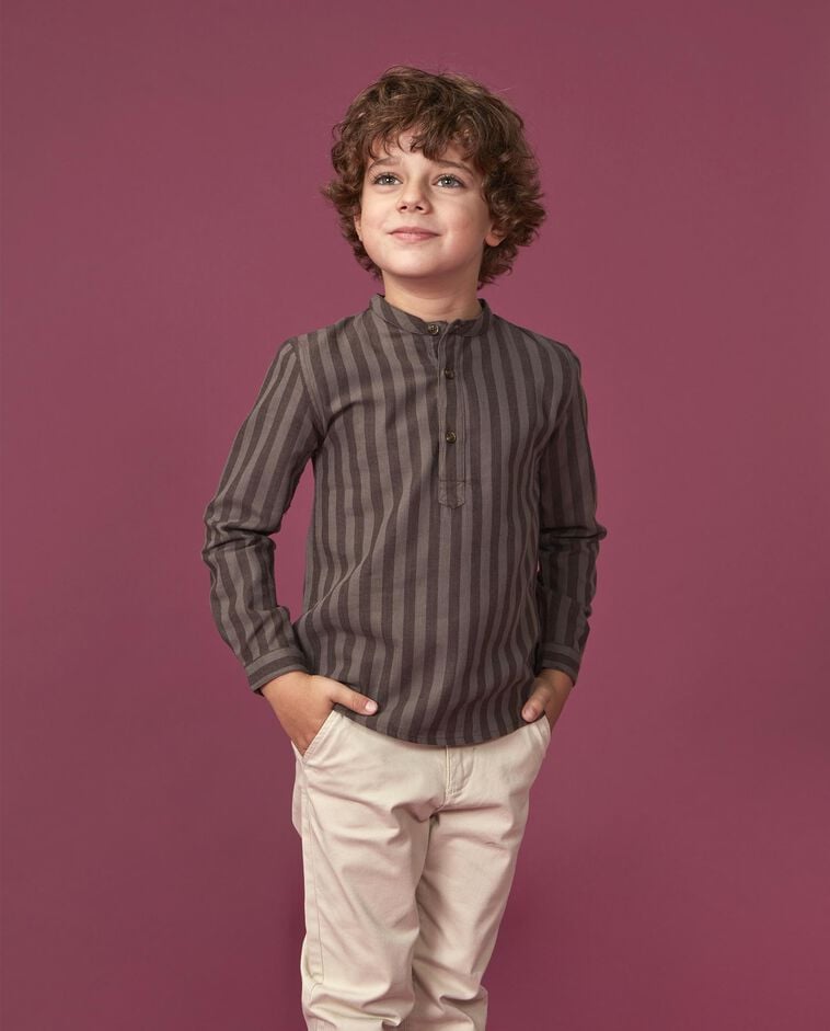 Camisa de rayas marr&oacute;n ni&ntilde;o