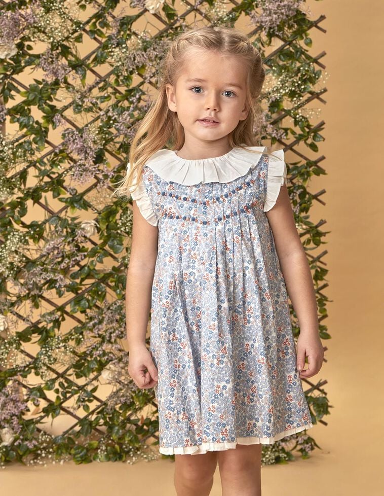 Vestido de florecitas con nido de abeja a mano azul claro